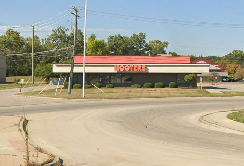 Hooters - Taylor - 21250 Eureka Rd (newer photo)